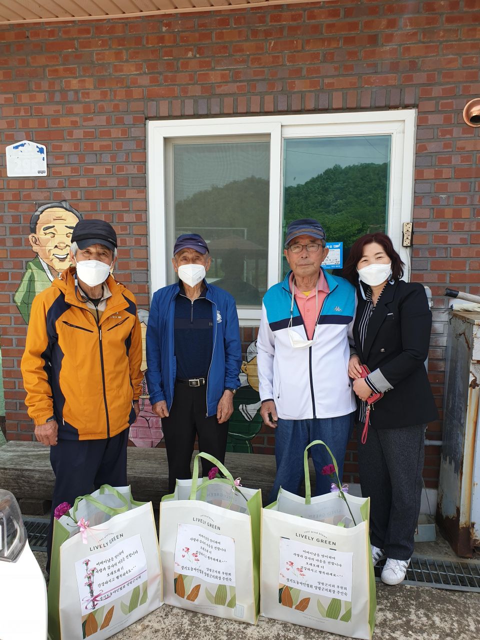 선물꾸러미 전달 (12).jpg