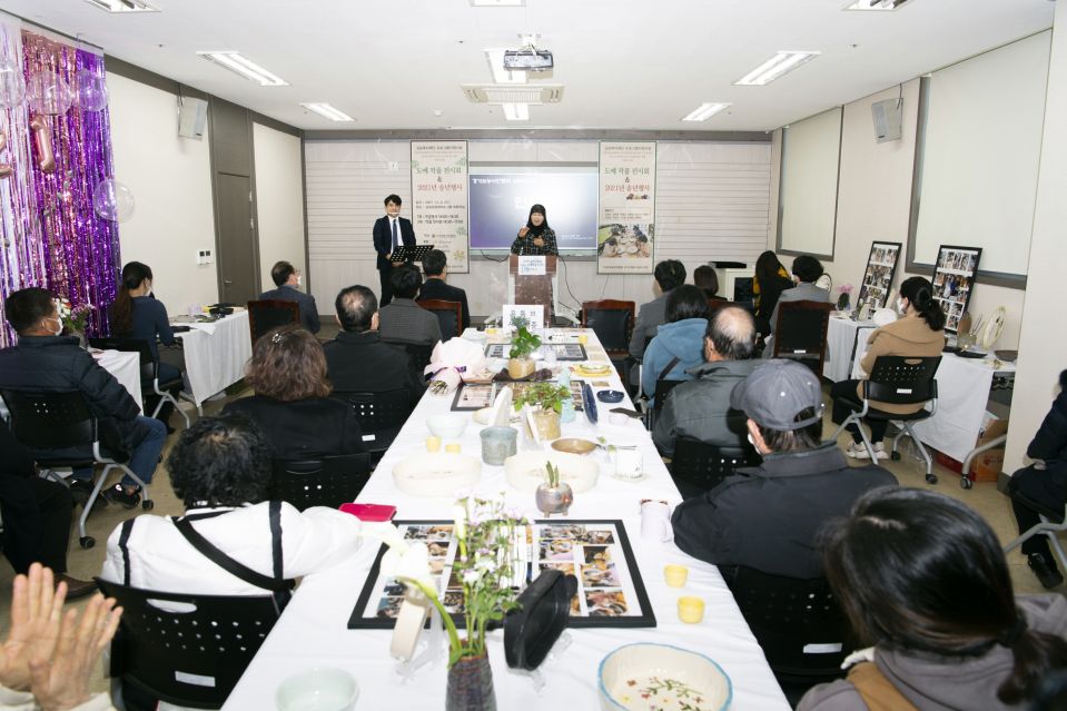 2021.12.09 김포시농아인협회 도자기 송년전시029.jpg