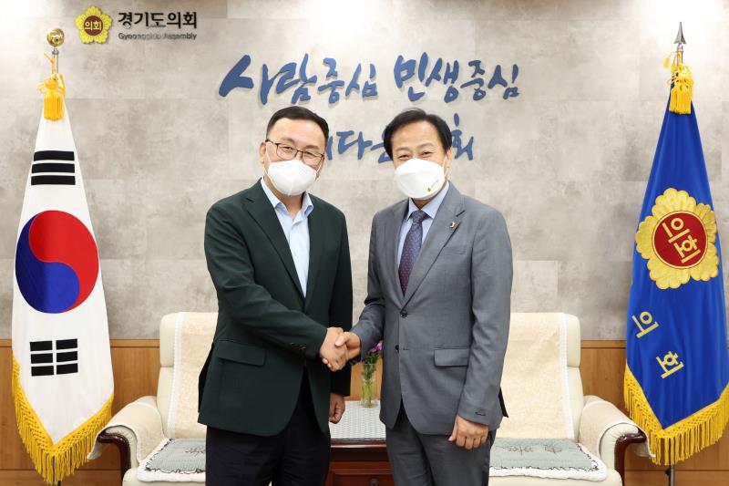 장현국_의장_한국농아인협회_경기도협회_관계자_접견_저해상도 (2).jpg