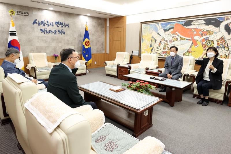 장현국_의장_한국농아인협회_경기도협회_관계자_접견_저해상도 (1).jpg